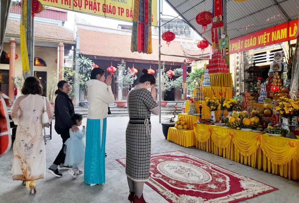Người dân đi lễ cầu may mắn, bình an tại chùa Dền (TP Bắc Giang). Người dân đi lễ cầu may mắn, bình an tại chùa Dền (TP Bắc Giang).