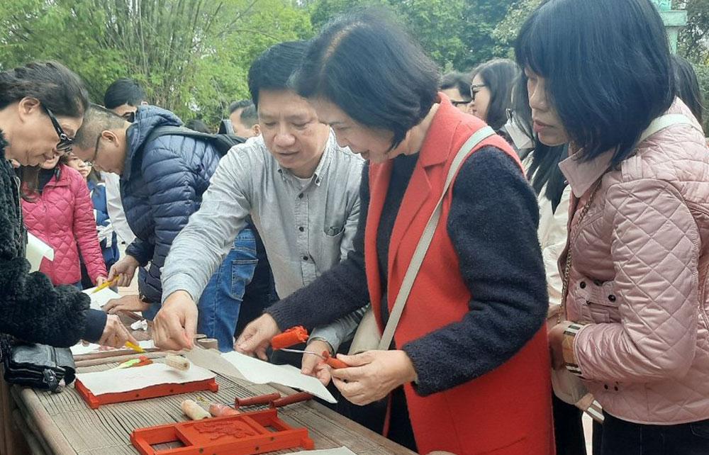 Du khách trải nghiệm in mộc bản tại chùa Vĩnh Nghiêm. Ảnh: Lệ Thanh. Du khách trải nghiệm in mộc bản tại chùa Vĩnh Nghiêm. Ảnh: Lệ Thanh.