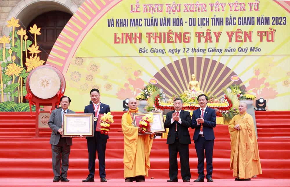 Đồng chí Trương Quang Hải, Giám đốc Sở Văn hóa, Thể thao và Du lịch (thứ hai từ trái sang) và lãnh đạo Hội Phật giáo tỉnh nhận Kỷ niệm chương và Bằng xác nhận kỷ lục gia Đồng chí Trương Quang Hải, Giám đốc Sở Văn hóa, Thể thao và Du lịch (thứ hai từ trái sang) và lãnh đạo Hội Phật giáo tỉnh nhận Kỷ niệm chương và Bằng xác nhận kỷ lục gia
