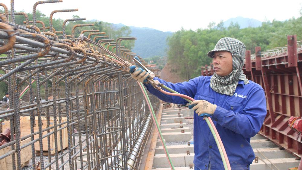 Công nhân thi công tại công trình. Công nhân thi công tại công trình.