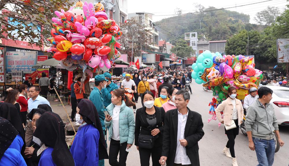 Du khách nườm nượp đến chợ tình Tân Sơn. Ảnh: Bảo Lâm. Du khách nườm nượp đến chợ tình Tân Sơn. Ảnh: Bảo Lâm.