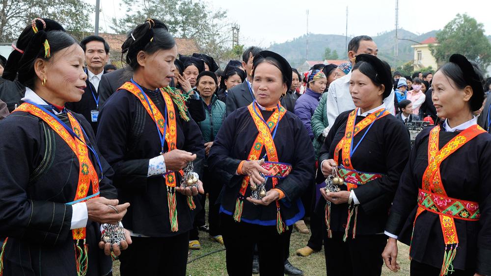 Đồng bào dân tộc thiểu số hát dân ca tại phiên chợ vùng cao Tân Sơn (Lục Ngạn). Ảnh: Việt Hưng. Đồng bào dân tộc thiểu số hát dân ca tại phiên chợ vùng cao Tân Sơn (Lục Ngạn). Ảnh: Việt Hưng.