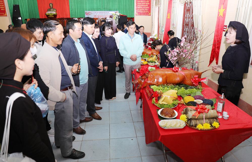 Thi văn hóa ẩm thực tại hội hát Sloong hao và phiên chợ xuân vùng cao Lục Ngạn năm 2023. Ảnh: Bảo Lâm. Thi văn hóa ẩm thực tại hội hát Sloong hao và phiên chợ xuân vùng cao Lục Ngạn năm 2023. Ảnh: Bảo Lâm.