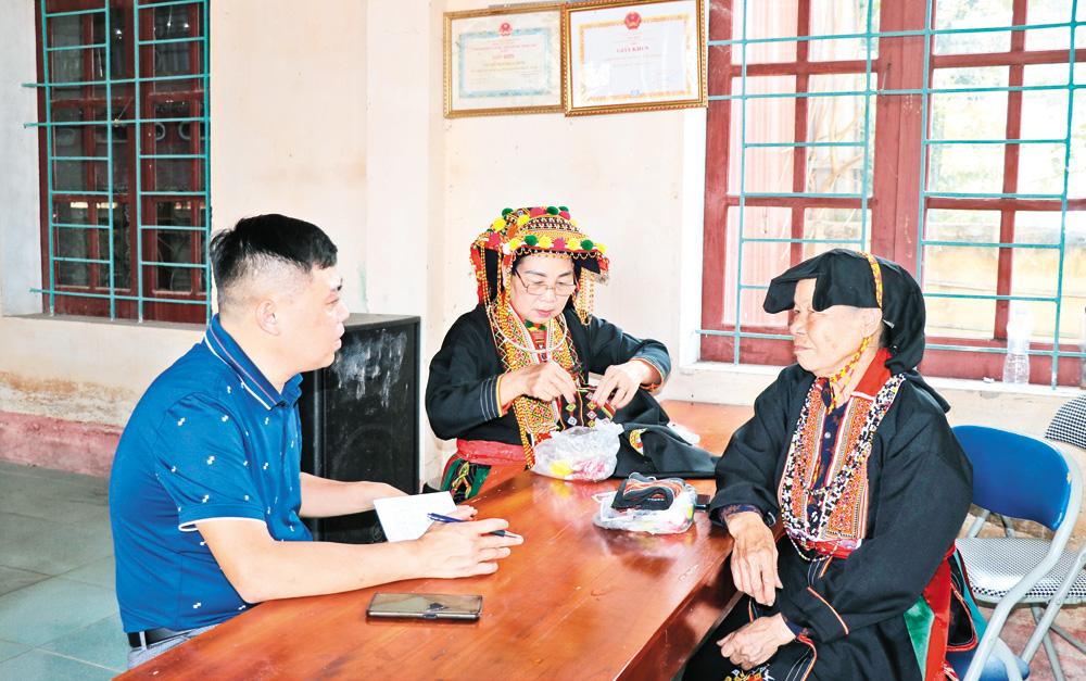 Bà Bàn Thị Bình chia sẻ với phóng viên về nghề thêu trang phục truyền thống của dân tộc Dao. Bà Bàn Thị Bình chia sẻ với phóng viên về nghề thêu trang phục truyền thống của dân tộc Dao.