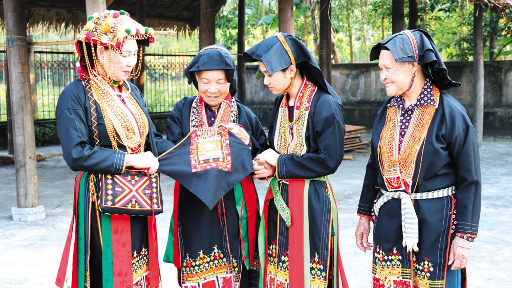 Thành viên Câu lạc bộ truyền dạy nghề thêu chia sẻ kinh nghiệm. Thành viên Câu lạc bộ truyền dạy nghề thêu chia sẻ kinh nghiệm.