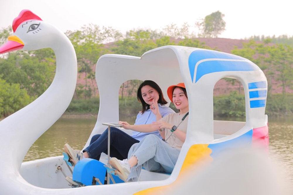 Du khách thảnh thơi ngắm cảnh hồ với xung quanh là vườn vải vừa đơm trái. Du khách thảnh thơi ngắm cảnh hồ với xung quanh là vườn vải vừa đơm trái.