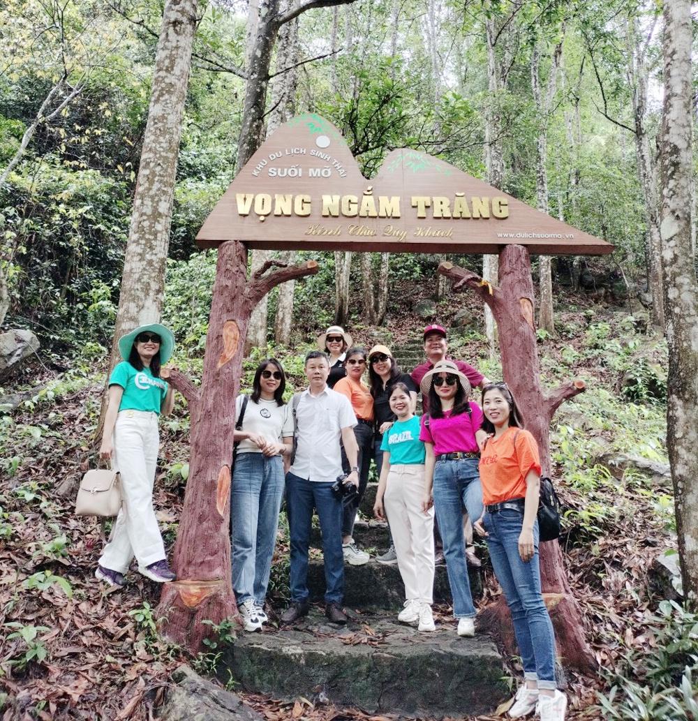 Khách tham quan Khu du lịch sinh thái Suối Mỡ (Lục Nam) . Khách tham quan Khu du lịch sinh thái Suối Mỡ (Lục Nam) .