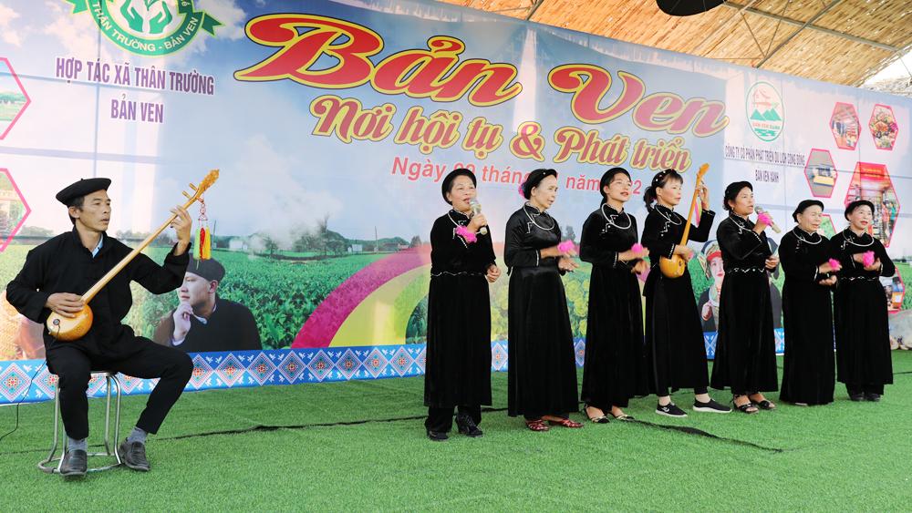 Tổ chức biểu diễn văn nghệ phục vụ du khách tại điểm DLCĐ Bản Ven. Tổ chức biểu diễn văn nghệ phục vụ du khách tại điểm DLCĐ Bản Ven.