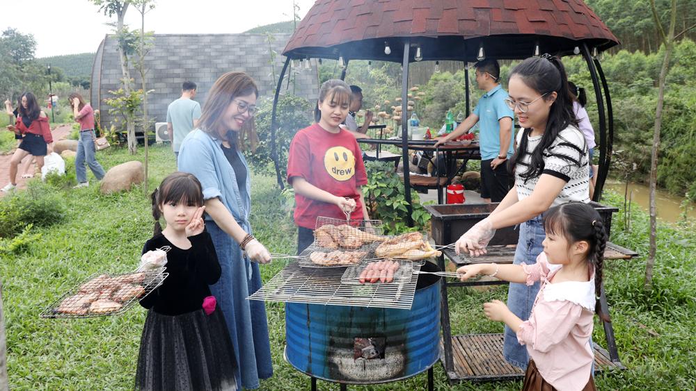 Du khách trải nghiệm tại điểm du lịch Homestay Cội Nguồn. Du khách trải nghiệm tại điểm du lịch Homestay Cội Nguồn.