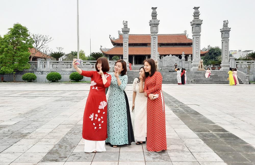 Du khách tham quan đền Xương Giang (TP Bắc Giang). Du khách tham quan đền Xương Giang (TP Bắc Giang).