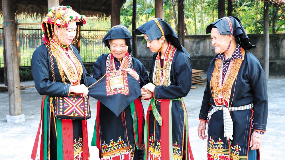 "Giữ lửa” nghề thêu truyền thống