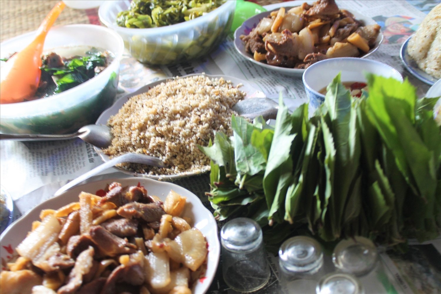 Trứng kiến, món độc lạ của núi rừng Lục Ngạn